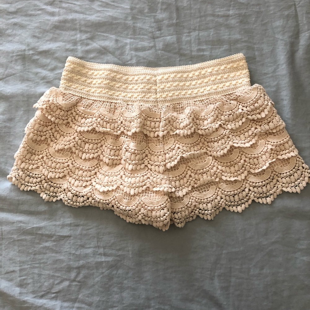 Womens Cream Ruffle Shorts, Size Small!!!
